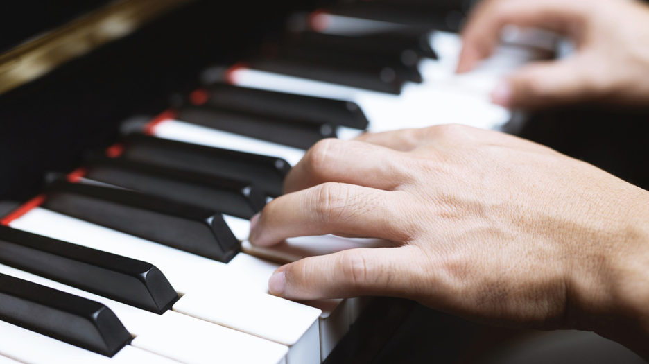 Handen bespelen piano