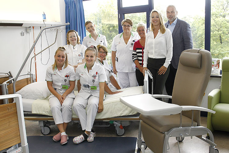 De verpleegkundigen op de afdeling Neurologie zijn blij dat ze dankzij de bijdrage van Rotary Club Huizen de veiligheid voor hun patiënten kunnen verhogen.