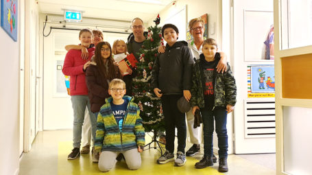 Leerlingen van de Wilgetoren maken kerstkaarten voor kinderen in Tergooi